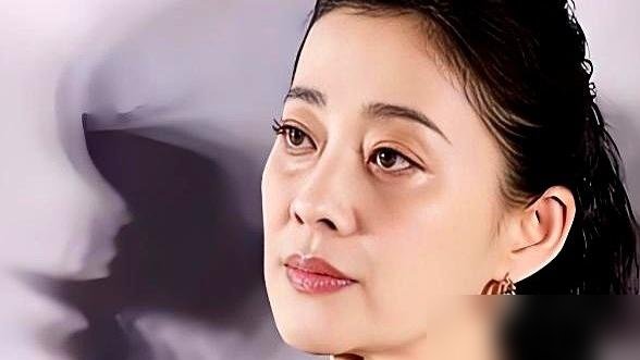 拍《父母爱情》那会儿，郭涛片酬被梅婷压了一截。论戏份，他才是贯穿全剧的轴心。但市场不认苦劳。梅婷的脸