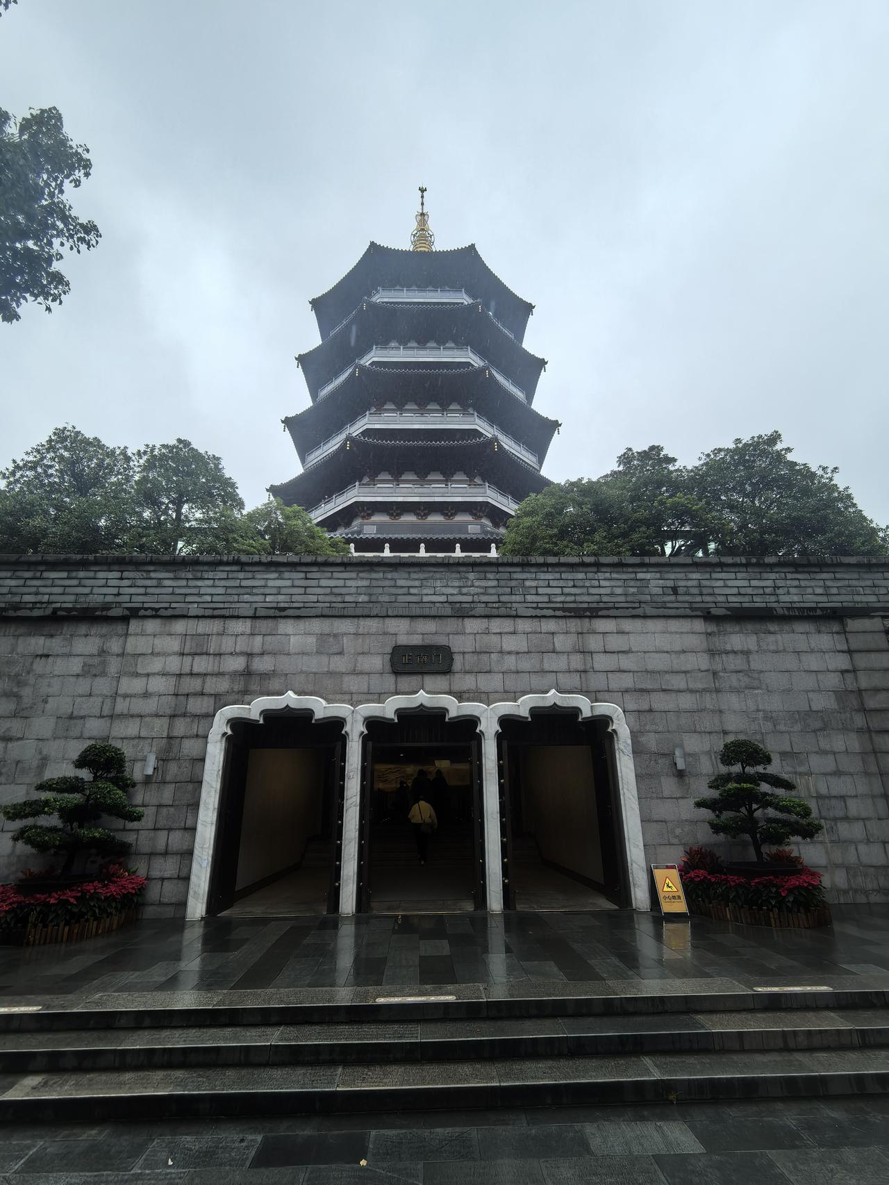 西湖美景确实名不虚传，但节假日去真的是心累，人山人海的，扰乱了旅游的兴趣。国