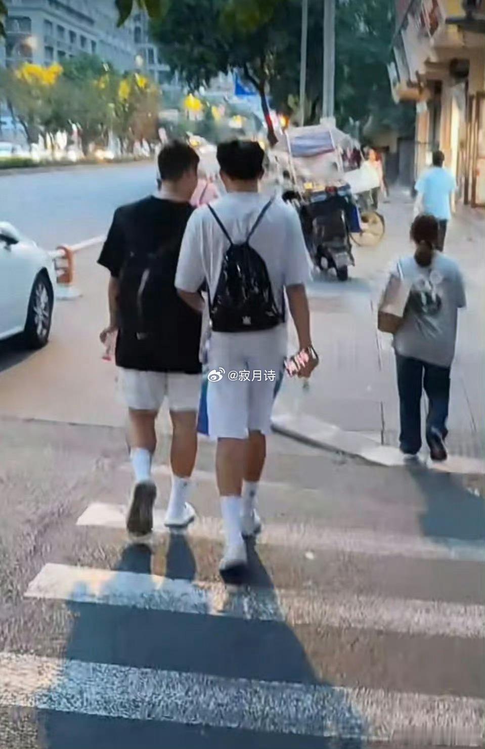 大学生都喜欢穿这种白袜子，总觉得黑袜子看起来臭臭的，这是为什么