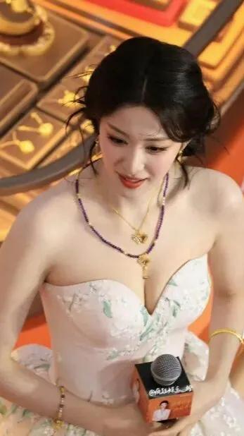 谁能拒绝这样温婉大气的王楚然！浅色系抹胸长裙，清新碎花精致耐看。金饰搭配紫珠