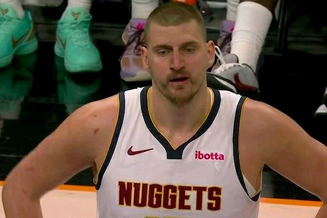 约基奇超级三双拯救掘金！约基奇关键时刻准绝杀，掘金客场2分险胜太阳逃出生天，