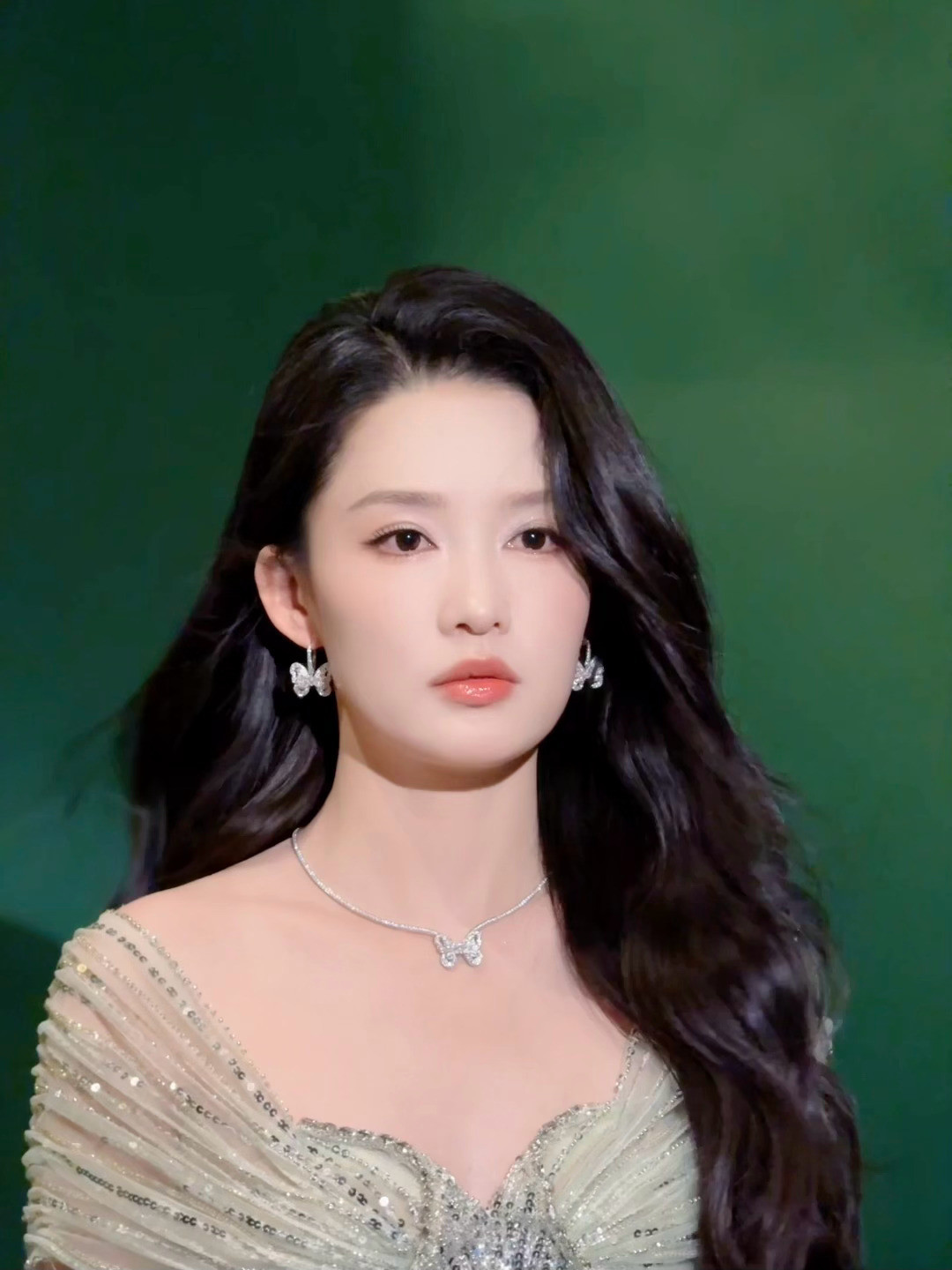 李沁，绿纱轻裹，无限温柔。李沁