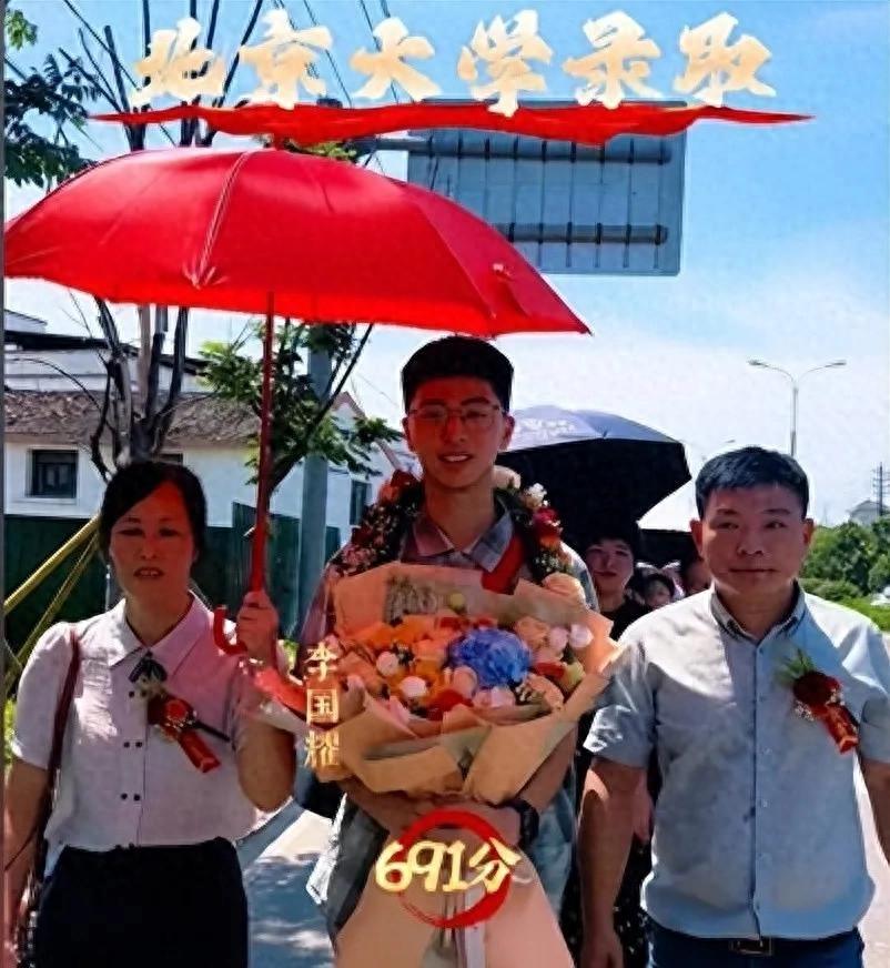 “光宗耀祖！”李国耀同学人还没到北大，名声已经传遍北大了，知道的是家族聚会，不知