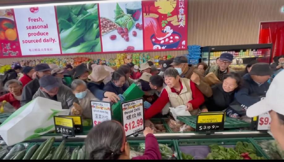 新西兰奥克兰，网友上传视频并附上了一段简短的文字:中国大爷大妈们还是太有实力了…