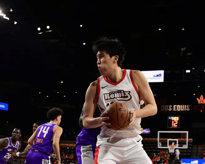 杨瀚森半场出战15分钟, 投篮8中3得到9分6篮板1助攻3盖帽