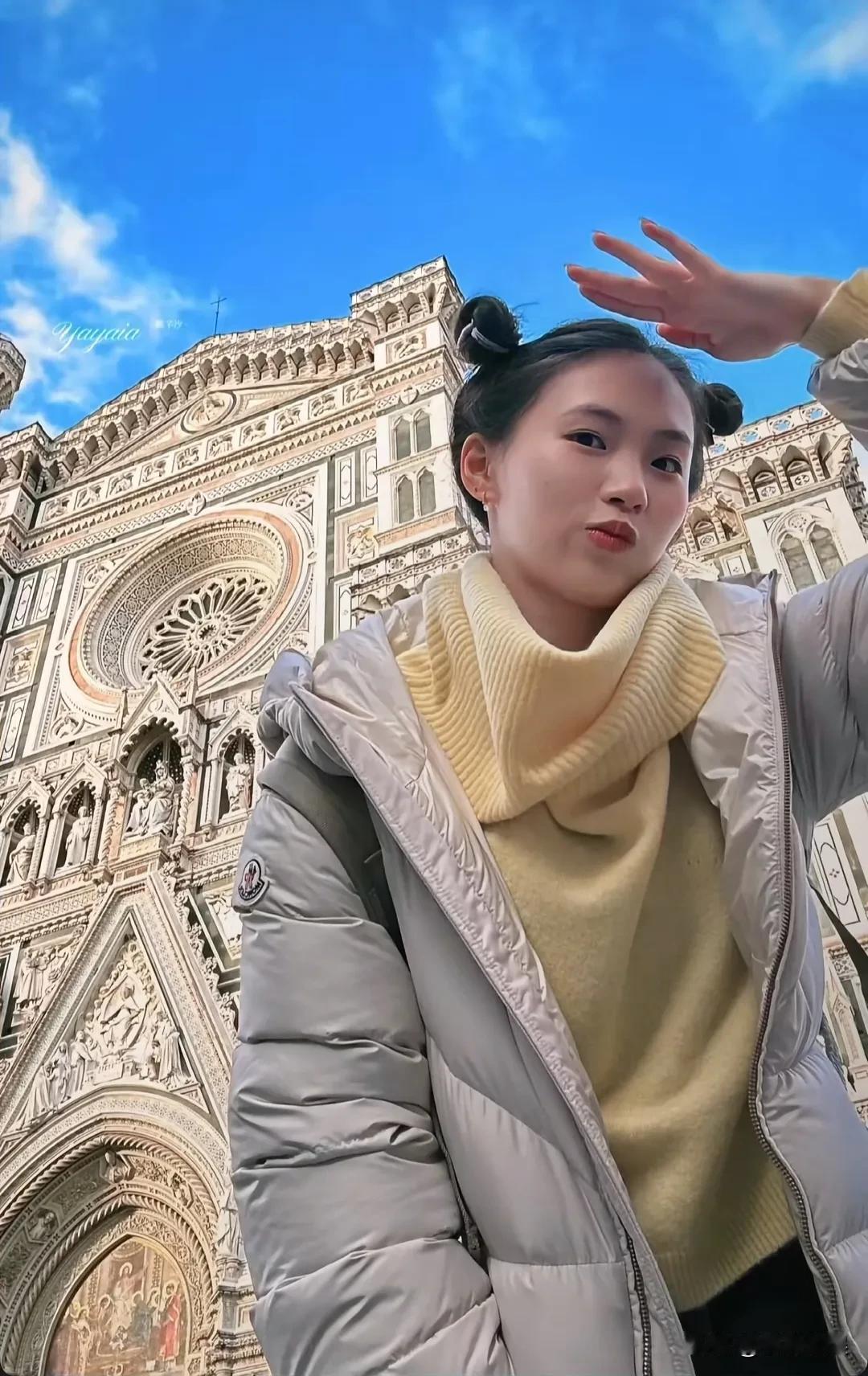 世界冠军陈芋汐现身意大利度假，她穿着米黄色高领毛衣，银色羽绒服，扎着双丸子头，个