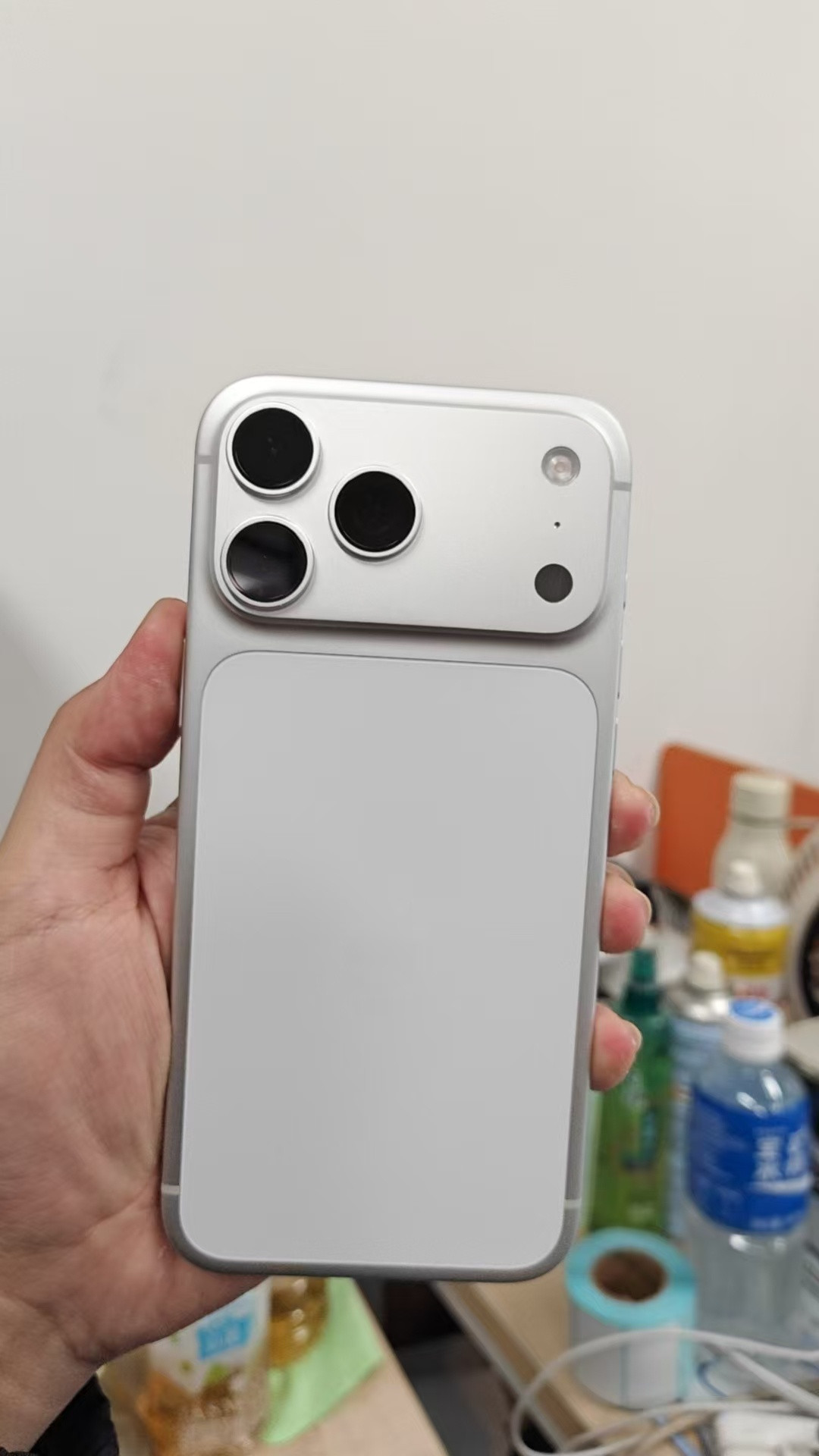 粉丝说再也不用iPhone了17ProMax用了三个月，前摄像头全是彩点但是