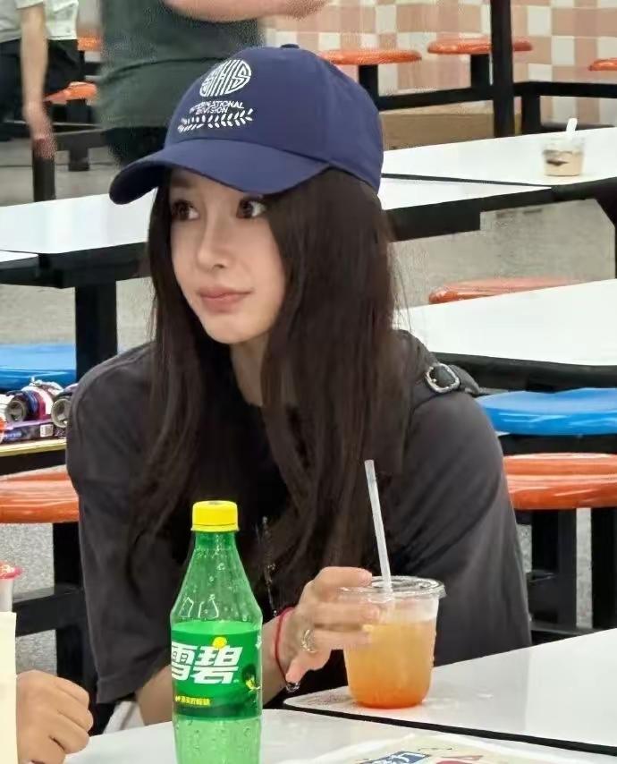 杨颖穿露脐装现身儿子校园活动小海绵就读的学校举办亲子义卖活动，杨颖特意到场