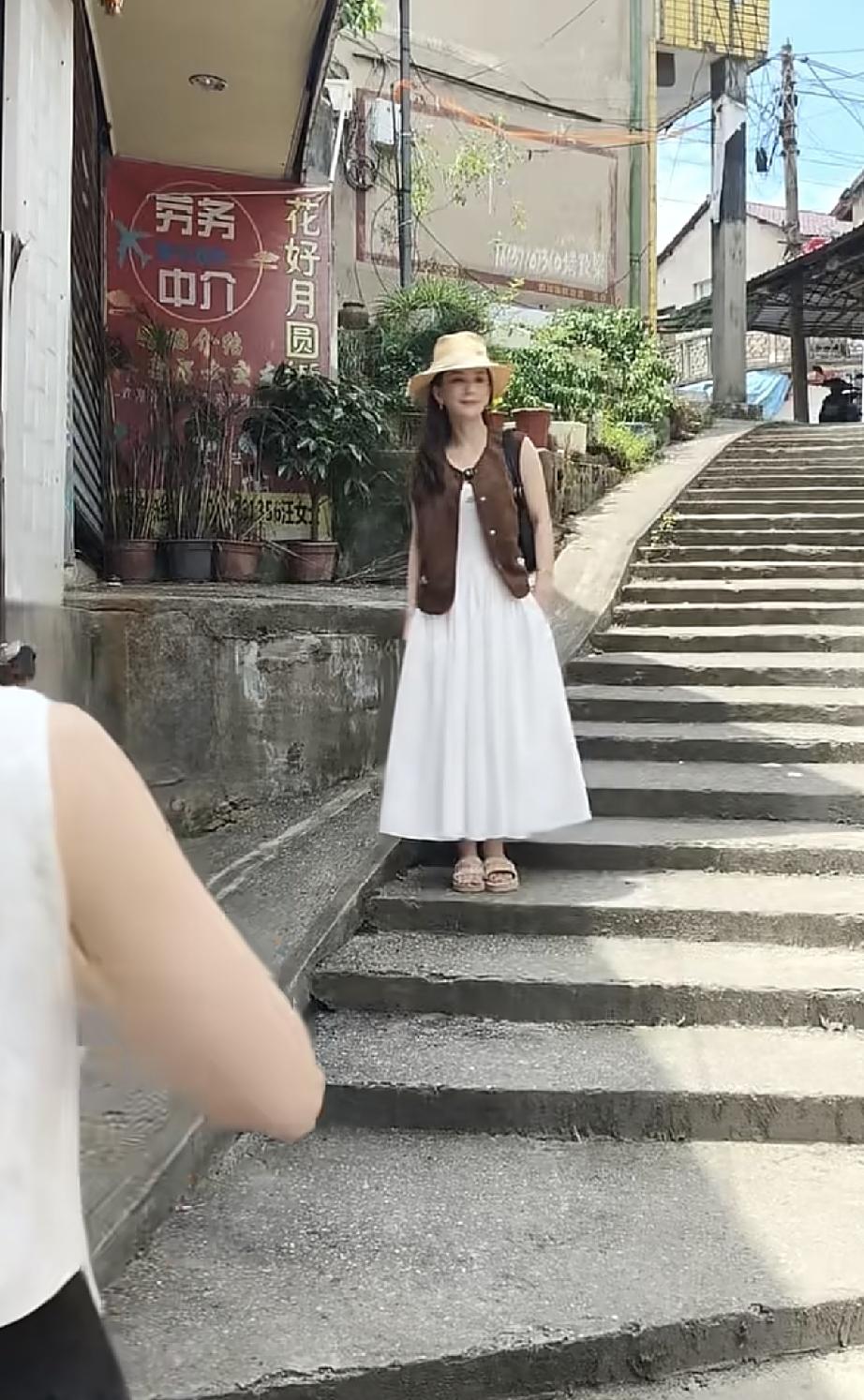 7月26日，方媛在安徽芜湖拍摄，路人镜头下她个子好矮，网友说她像1米4，外表也很