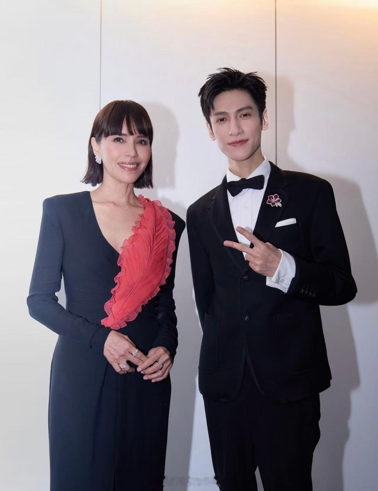 新加坡艺人郑惠玉分享和罗云熙合照称罗云熙是一位礼貌又谦虚的艺人不得不说帅哥生图状