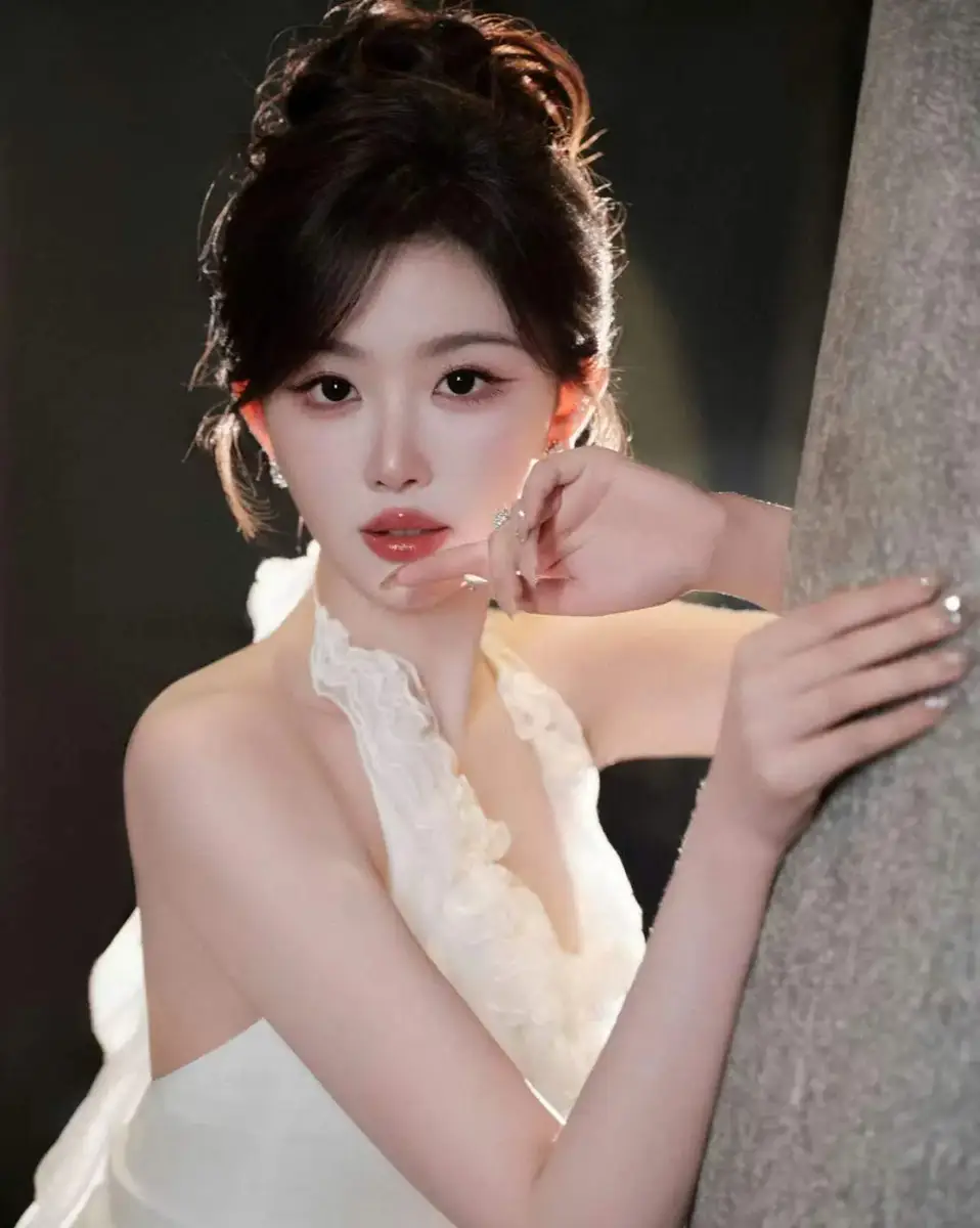 孔雪儿梳慵懒盘发气质清甜