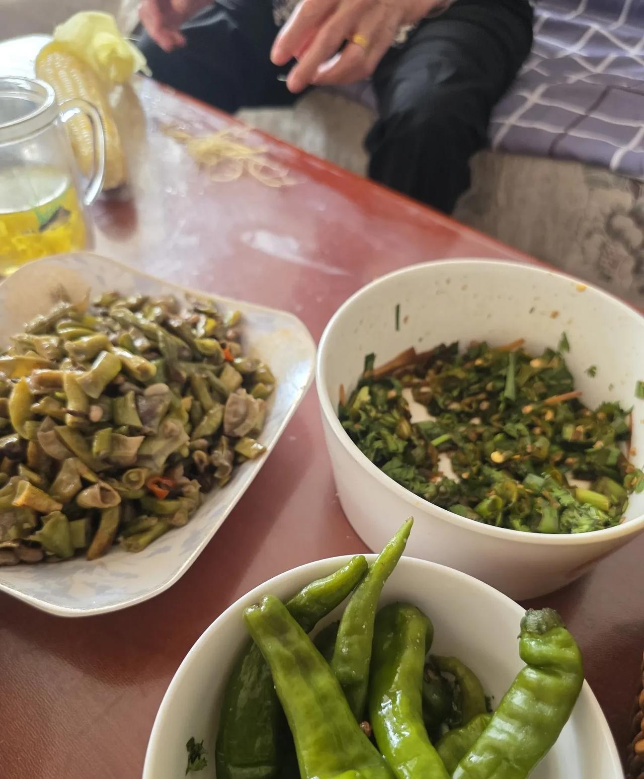 这个老太太，牙明明不好，偏偏喜欢吃玉米，一顿饭啃好几根……中午，二嫂炒了豆角，