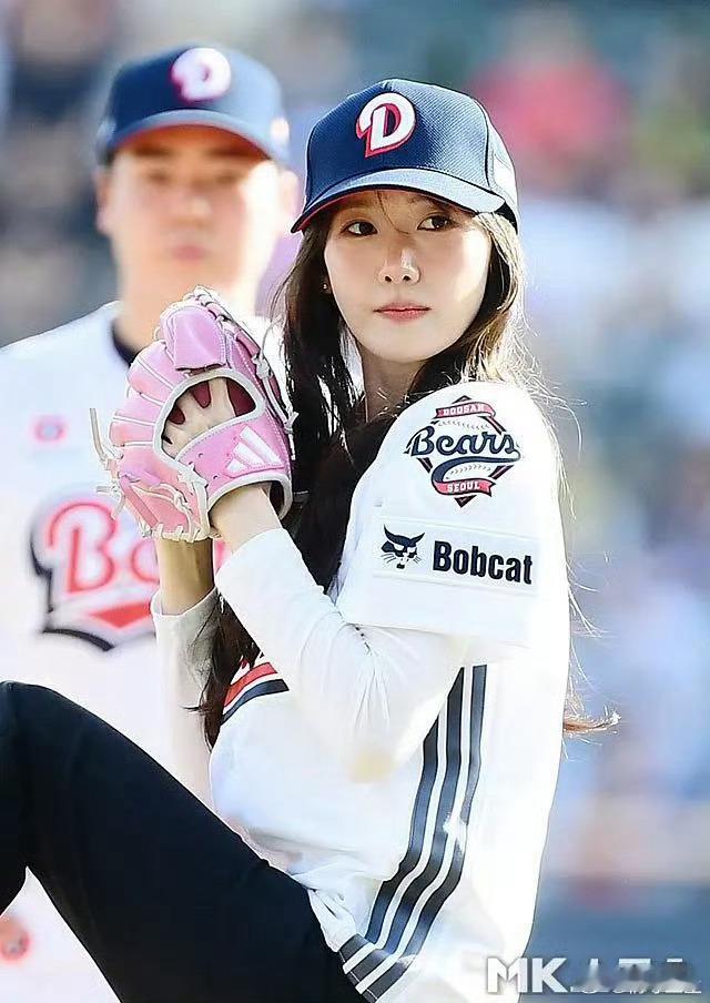 林允儿棒球开球我一年级你就长这样现在我大一了。