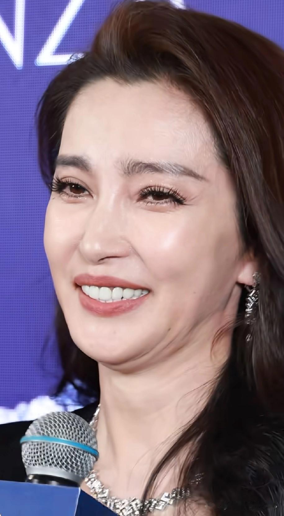 李冰冰一直以精致气质著称，近期露面也引发了不少讨论。有网友觉得女神状态依旧能