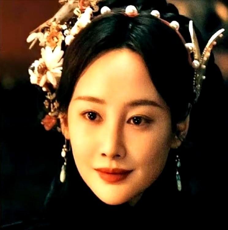 负债200万那天，她问父母借来了房本。卖房，还债，然后在排练室的地板上，她的逆