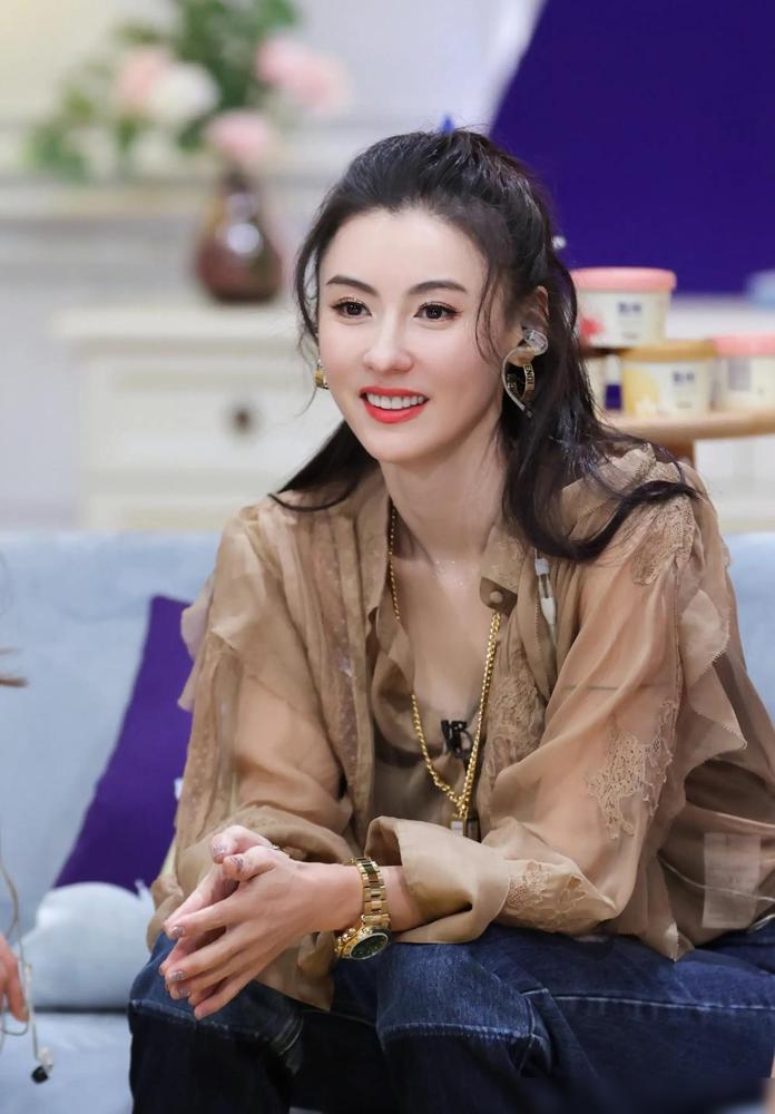 15岁儿子把天王父亲挡在门外，理由让所有人沉默。港媒拍到，谢振轩对谢霆锋说了“不