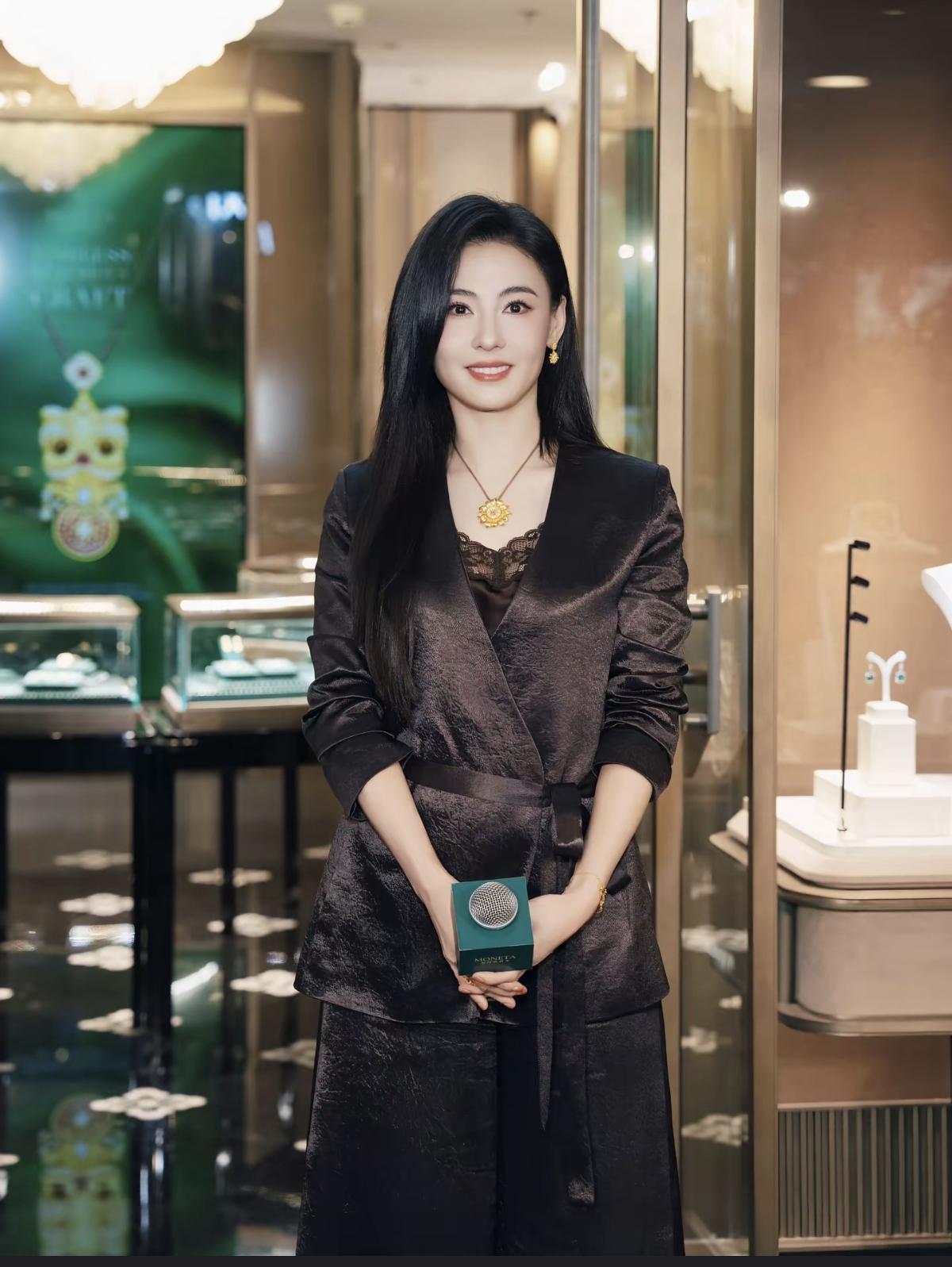 张柏芝缎面西装活动造型，优雅从容，自带大女主气场[赞]娱乐明星