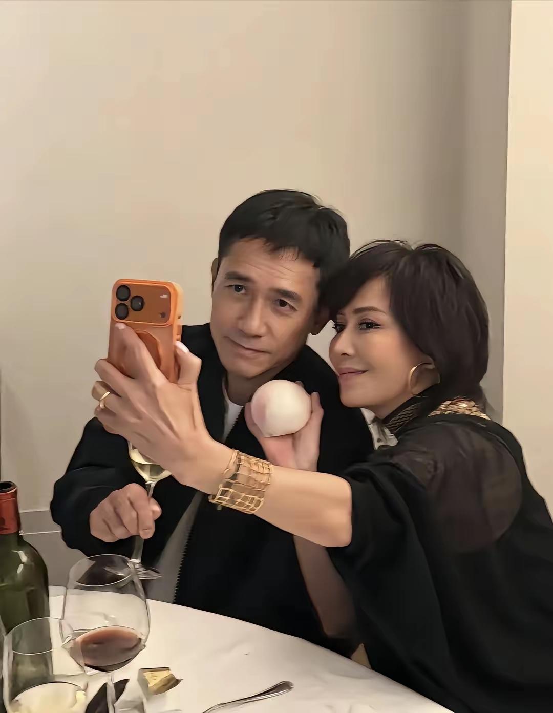 刘嘉玲60岁寿辰，庆生会规模不大但十分精致，光一瓶红酒就将近20万元。手上戴的手