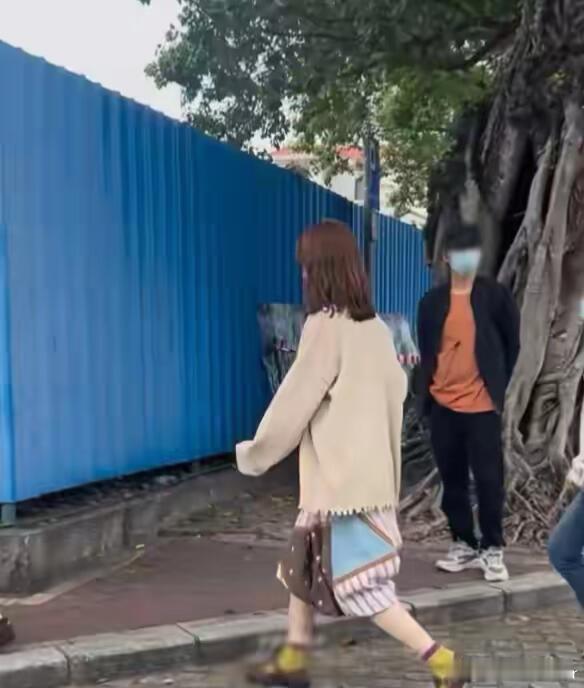 金晨风波后现身澳门金晨风波后现身澳门，一个人逛商场，本人看起来又瘦又白