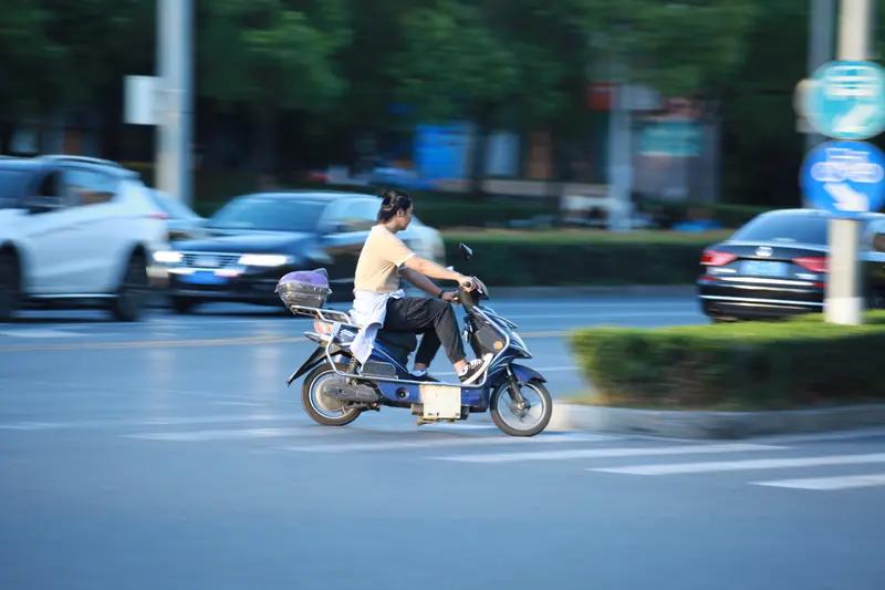 广州交警公布的一起交通事故太让人唏嘘。2025年凌晨4点，电动车主郑某在隧道口付