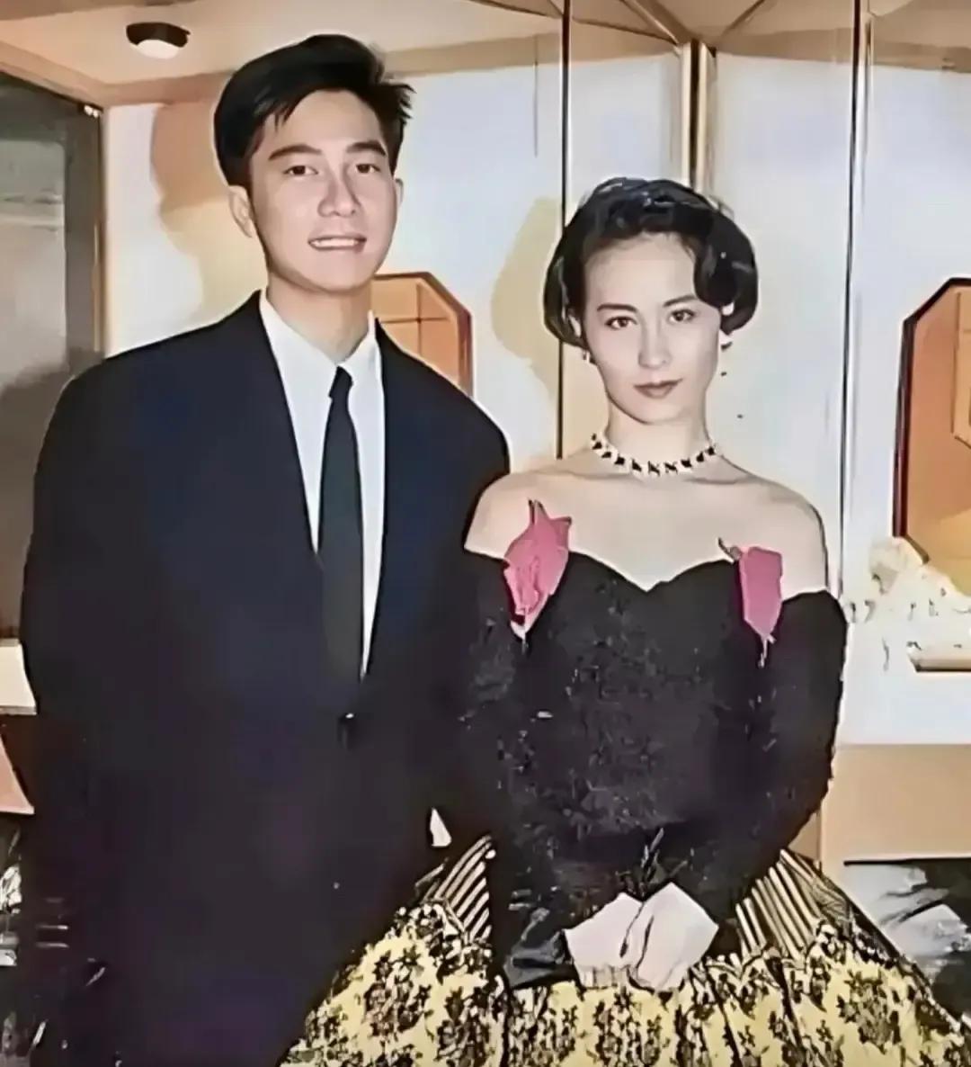 何超琼穿着白纱走进酒店那一刻，镜头扫过陈百强，他嘴角往上扯，眼神却像被抽了电。