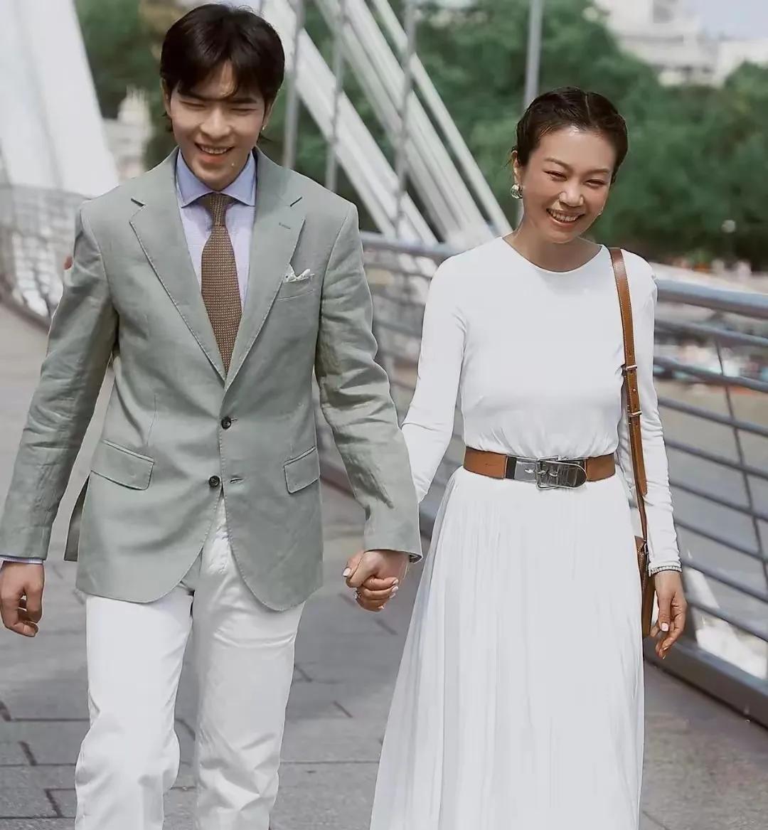 萧敬腾与妻子低调出游，甜蜜相依共赏夕阳。他轻搂52岁的林有慧，两人依偎在晚霞映照