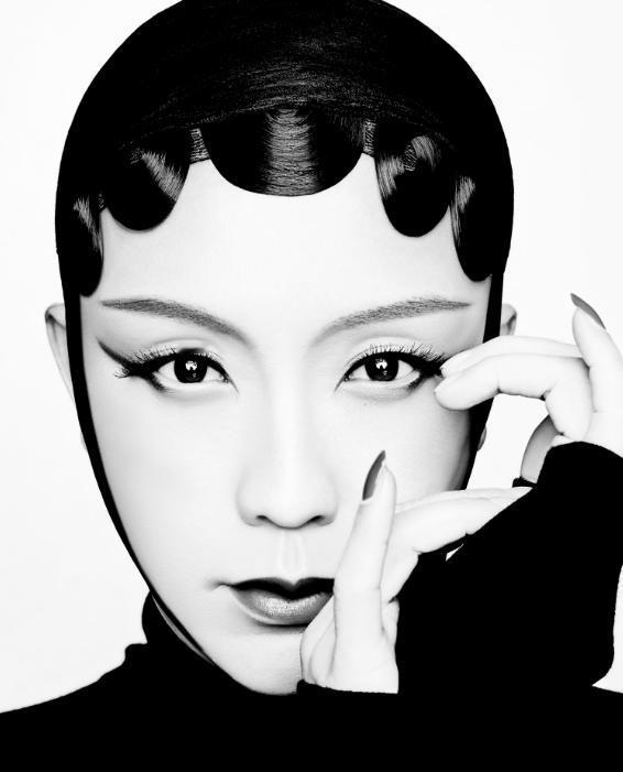 李玉刚在成名之前，只是一个爱好唱歌的普通人，每天打工维持生计，有时候会在酒吧演出