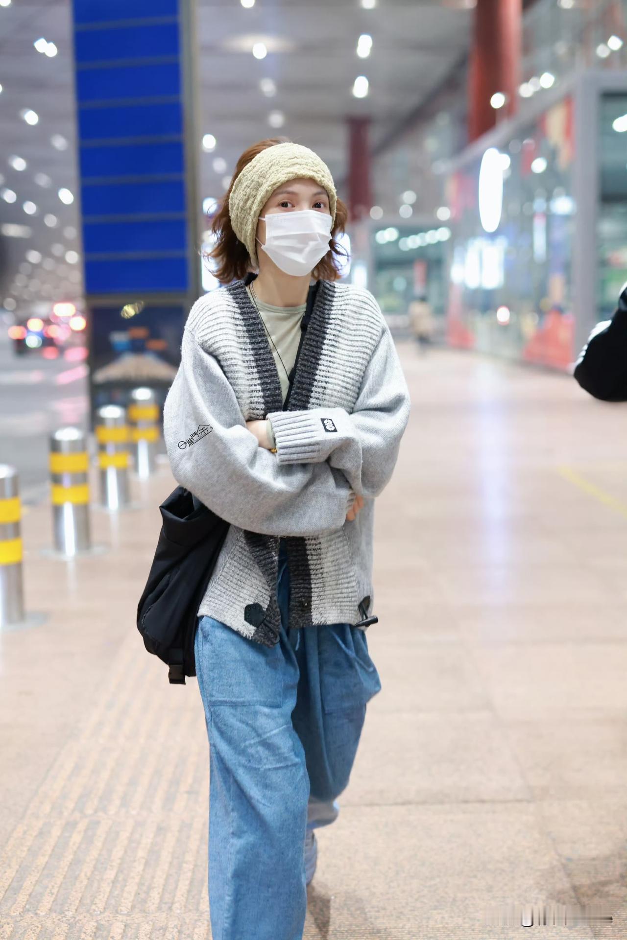 3月17日，金晨一个人出门旅行，卷发造型现身机场，粉丝赶来送机，祝她玩的开心！