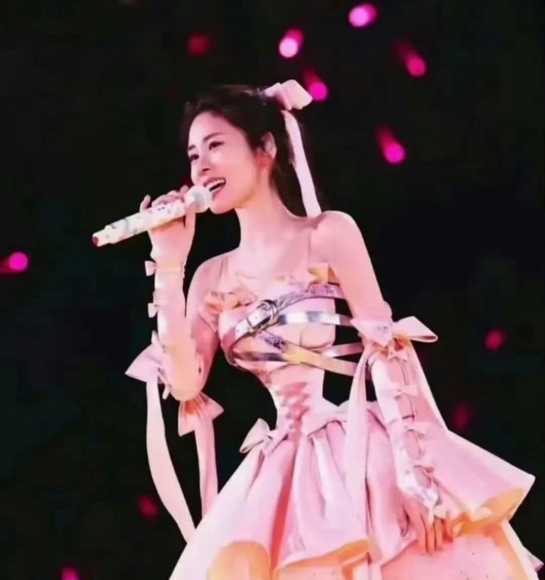 原本以为张碧晨的腰给P没了，第二张图才发现是衣服设计成这样