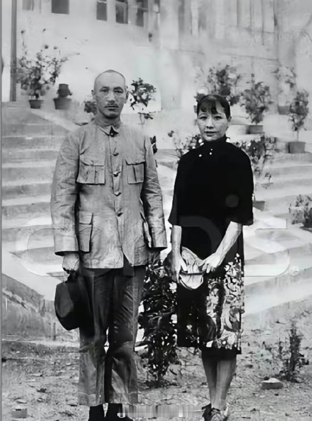 蒋介石的替身何云，太像老蒋了。坊间曾传闻，有时候宋美龄都分不清！