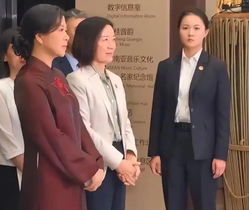 苏林夫人身边的中国女保镖火了！认出是谁吗？这两天越南国家主席苏林夫人访华，身