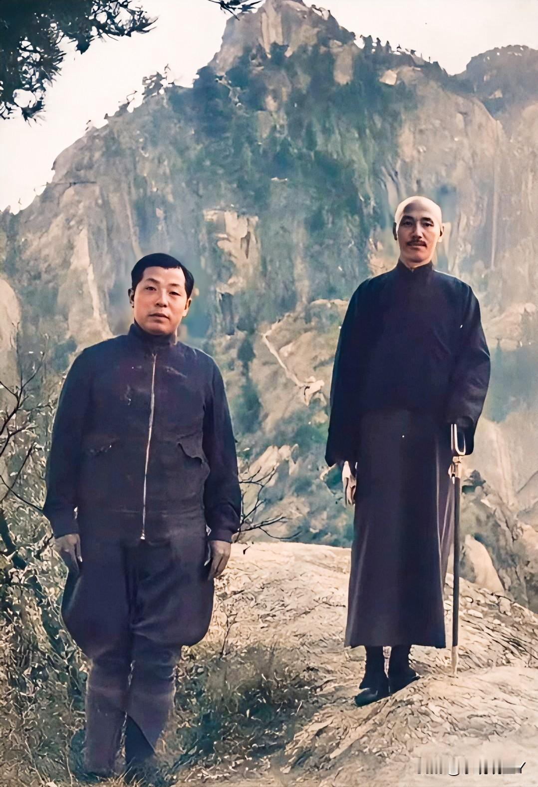 一九三六年，西安事变前夕，蒋中正登山时之场景，少帅张学良全程陪同并与老蒋在休息间