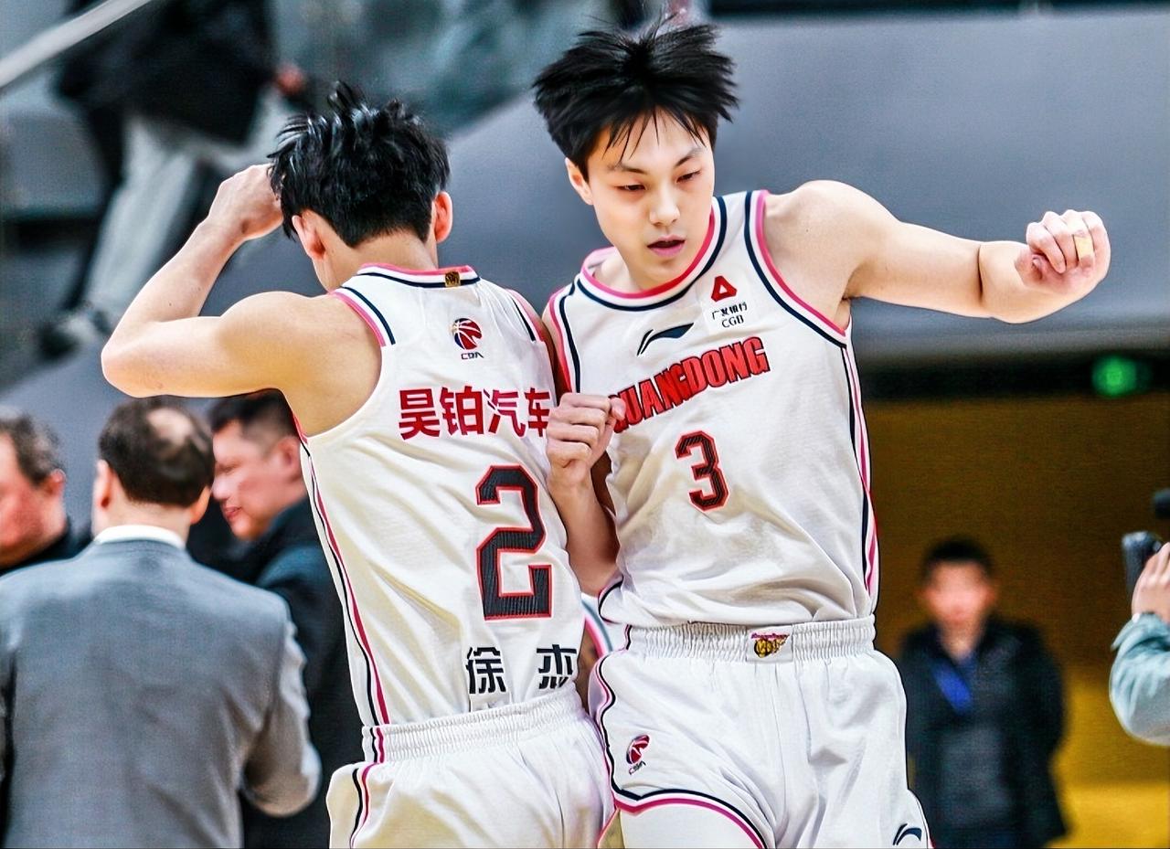 胡明轩：杰哥，你觉得这赛季球队有戏吗？？徐杰：内线场场被爆，有点高度的球队都能