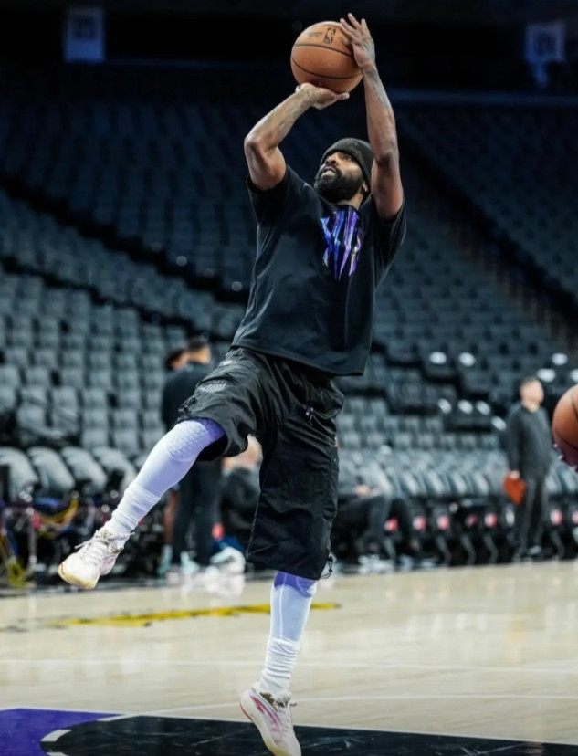 为什么欧文比戴维斯位置稳?首先欧文实际年纪比戴维斯还大一岁。耐操性的话，从20