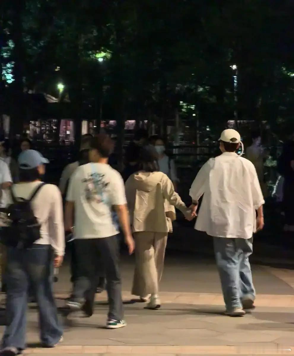 张杰谢娜现身乌镇戏剧节两人手牵手感情恩爱近日，一组张杰和谢娜现身乌镇戏剧节的照