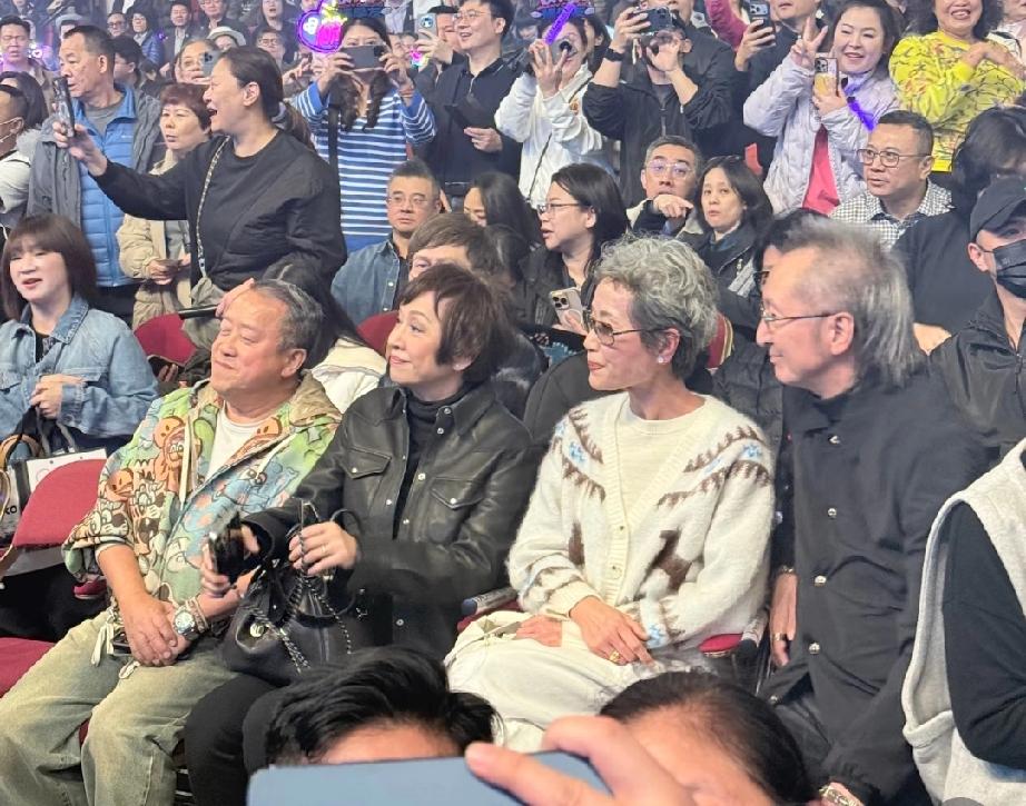 张学友1月24号演唱会真是众星云集，曾志伟，叶童，张家辉，钟镇涛，邱淑贞夫妻，还