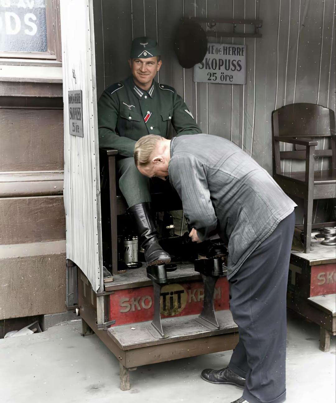 当年德国士兵正在擦皮鞋，尽管擦鞋只是一种营生，却仍难掩德国士兵他们那副趾高气扬的