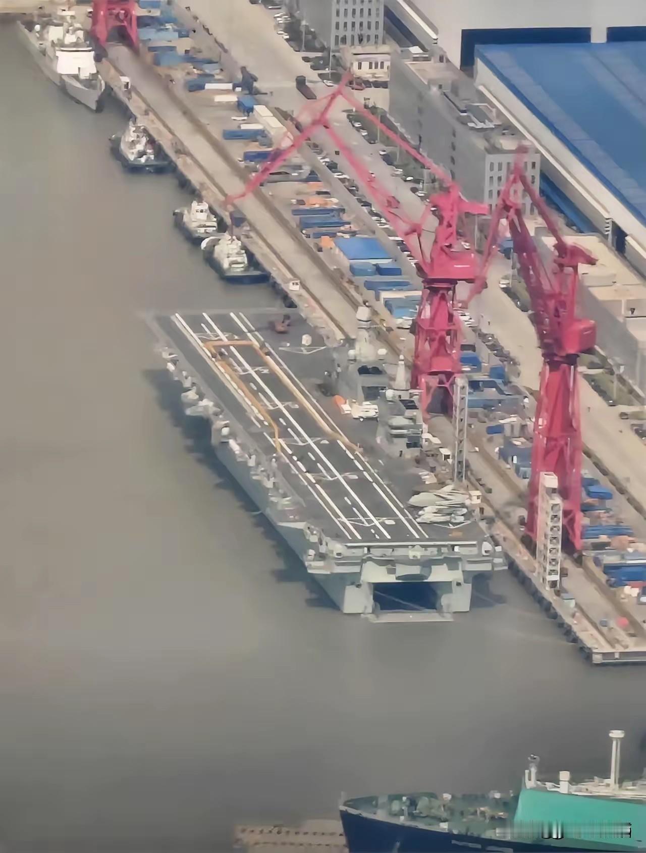 076型四川舰划线或是为了下一步的海试！近日，076型首舰四川舰甲板重新划线，
