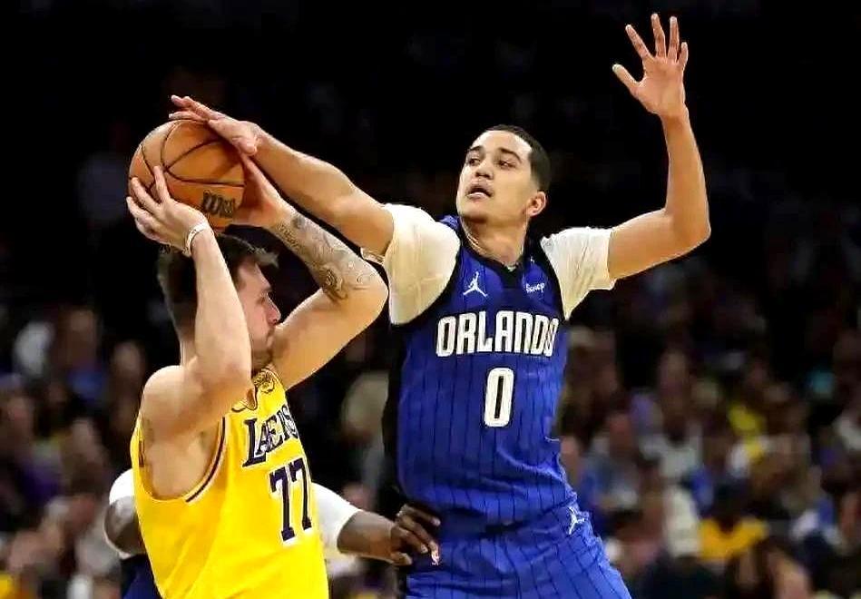 18分19%三分，他竟还是火箭王牌阿门·汤普森的投篮像把钝刀，三分线外谁都