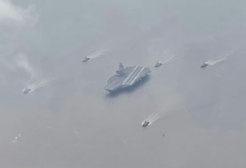 福建舰正在通过台湾海峡[doge]昨天福建舰离厂后没有北上去接舰载机，而是直接南