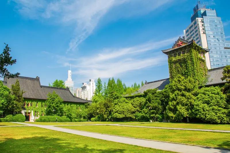 南京高校特色专业和高薪专业按南京高校分档整理，就业+薪资一目了然，方便快速对比