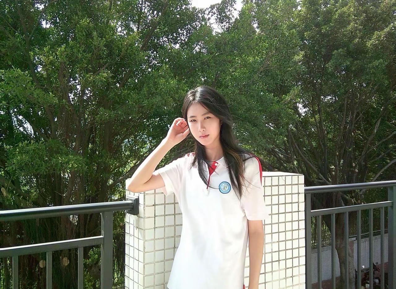 一个女孩在阳台上，手扶头发。