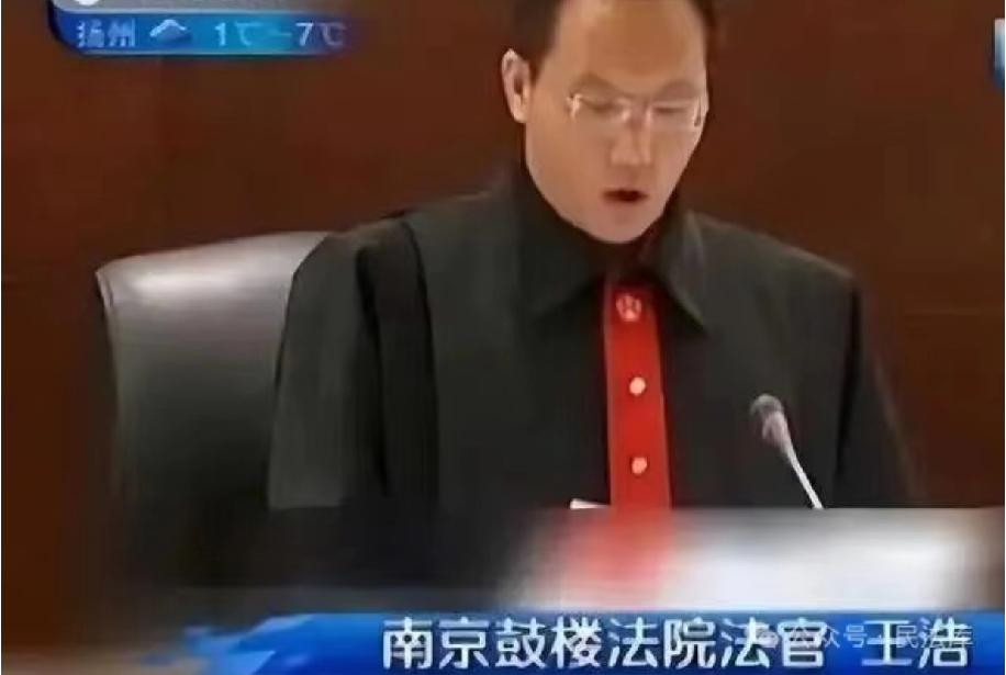 2006年南京水西门的那个清晨，26岁的彭宇伸手扶起摔倒的老人，垫付200元医药