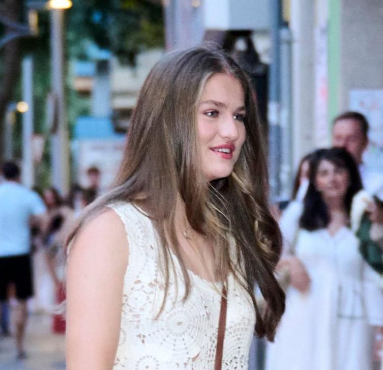 母女3人一起去看电影，两个女儿胖乎乎的，满脸的胶原蛋白。西班牙王后莱蒂齐亚、莱