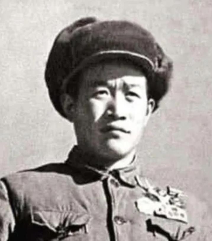 毛主席得知奇袭白虎团的英雄排长从朝鲜战场归来已11年，却依然只是副连长，还被迫转