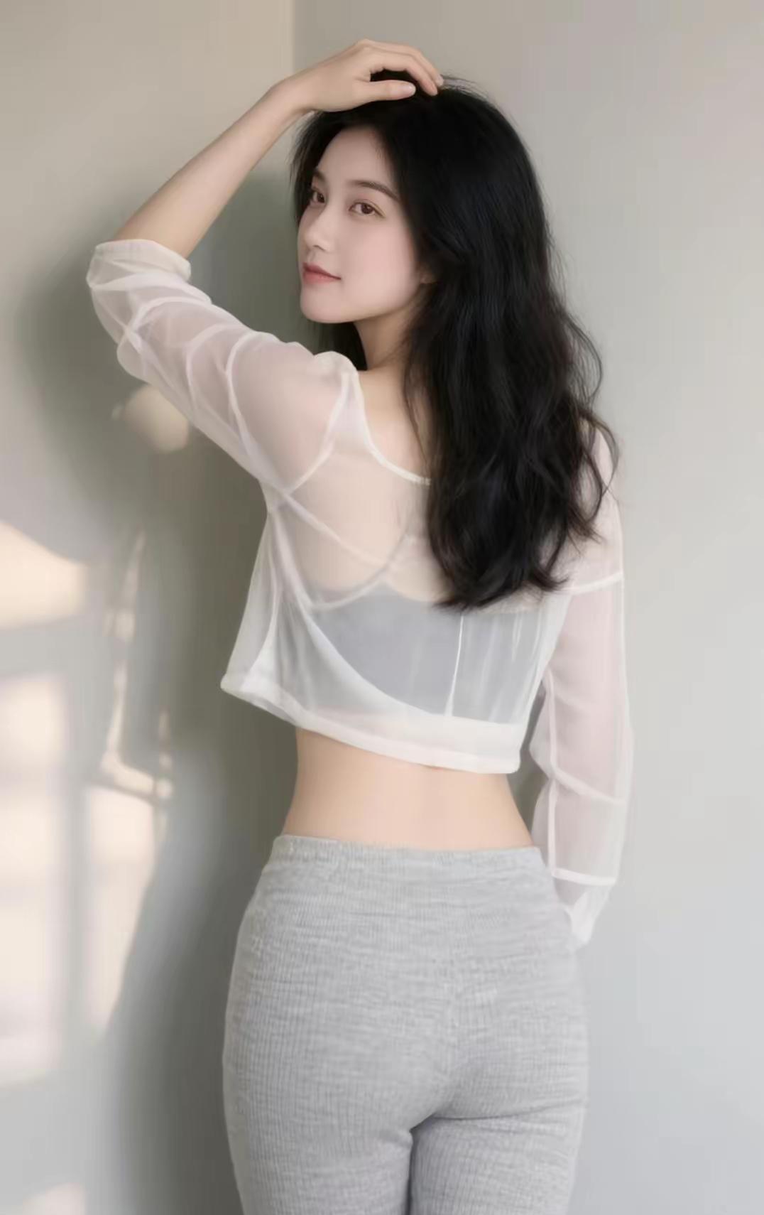 温柔甜美的少女穿搭，轻盈飘逸的透明上衣搭配舒适灰色裤子，尽显清新自然。