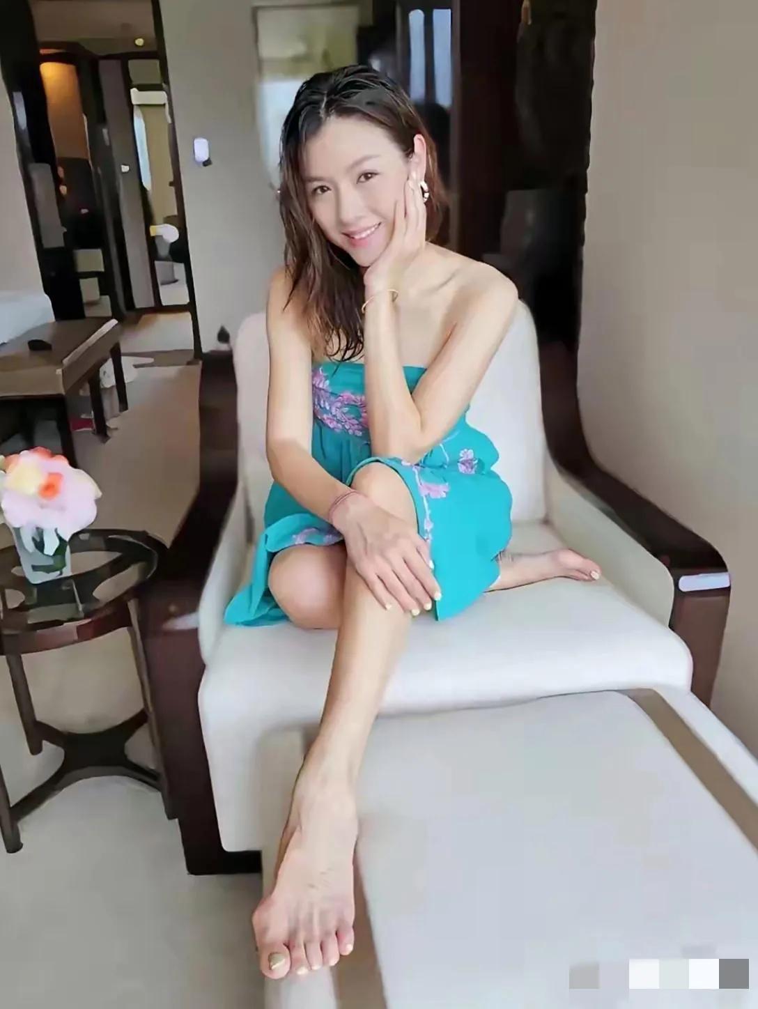 哇哦，陈茵媺皮肤白皙细腻，身材正点曼妙，笑容甜美可人，可这双脚也太难看了，不知是