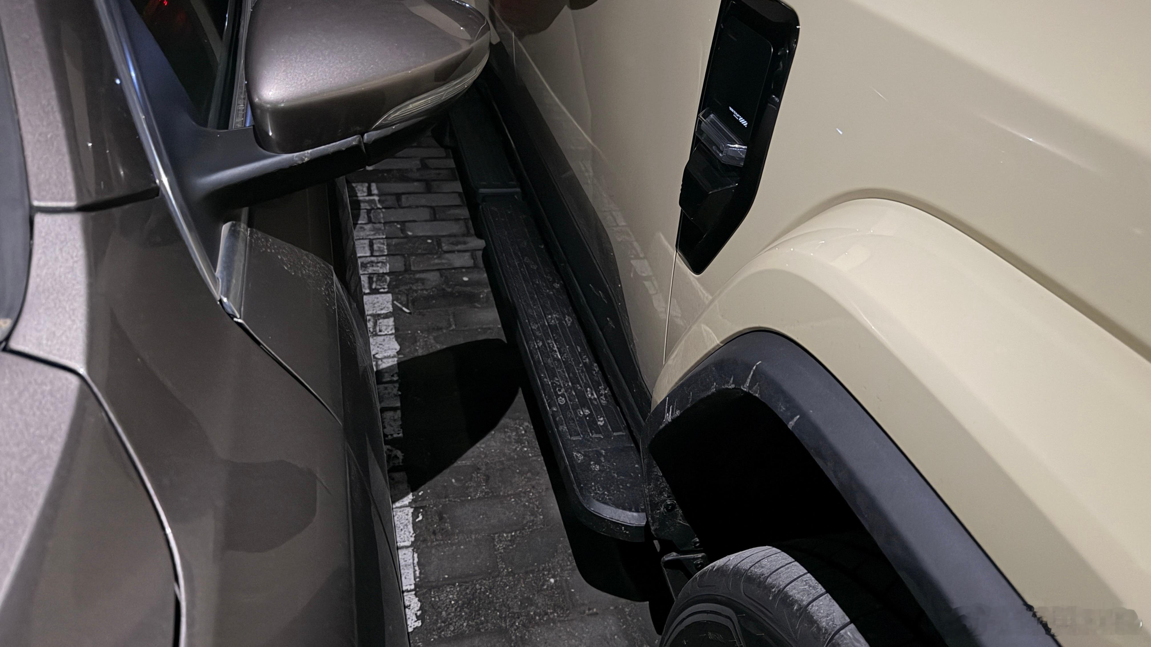 不是大哥，你这车停的也太歪了吧，自己停完下车不看看吗？？