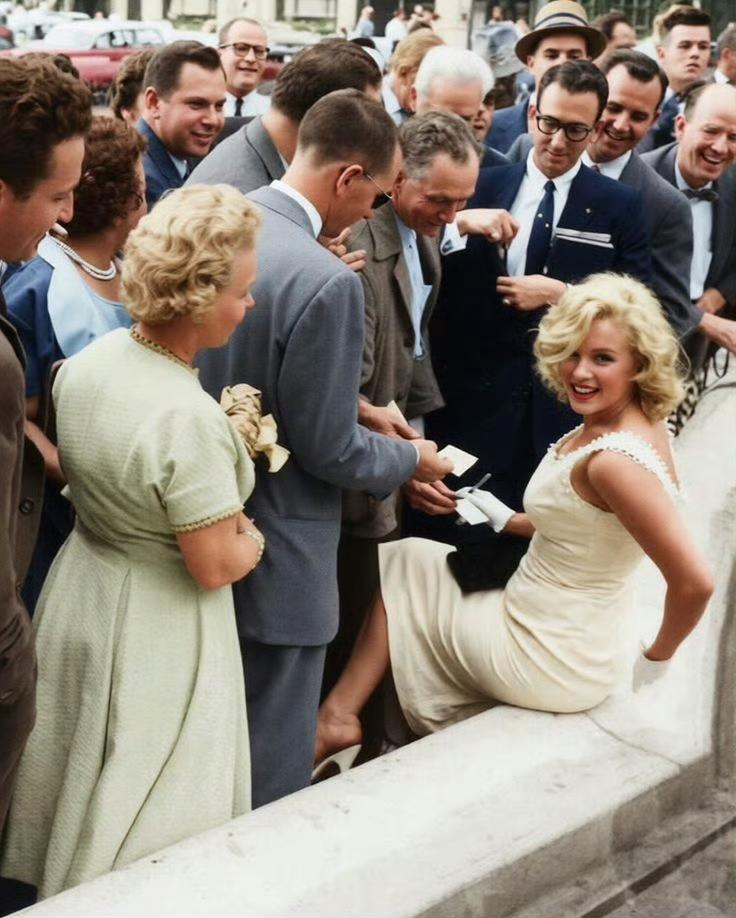 1957年，玛丽莲·梦露的御用摄影师在纽约哈曼顿街头拍摄，照片中里梦露身着修身米