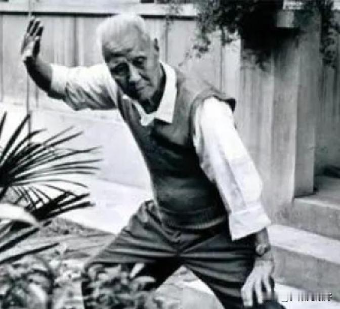 被特赦的国民党战犯李仙洲，放着安稳日子不过，每年都要回一个小城。这小城，是他当年